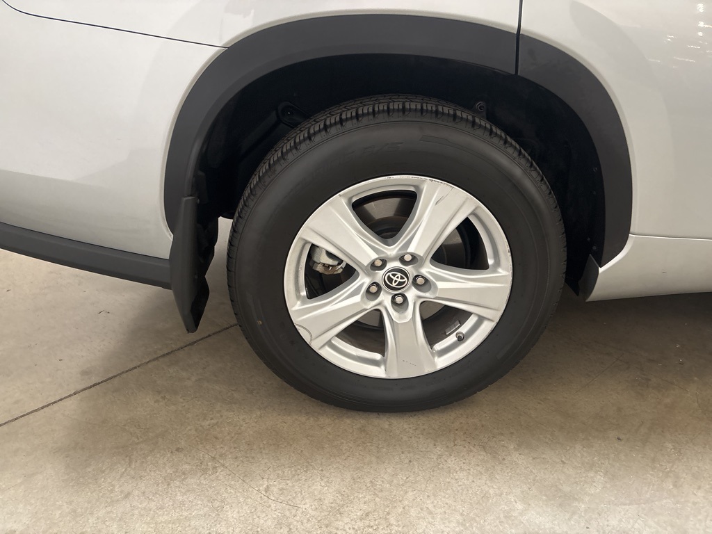 2021 Toyota Highlander Hybrid LE photo 24