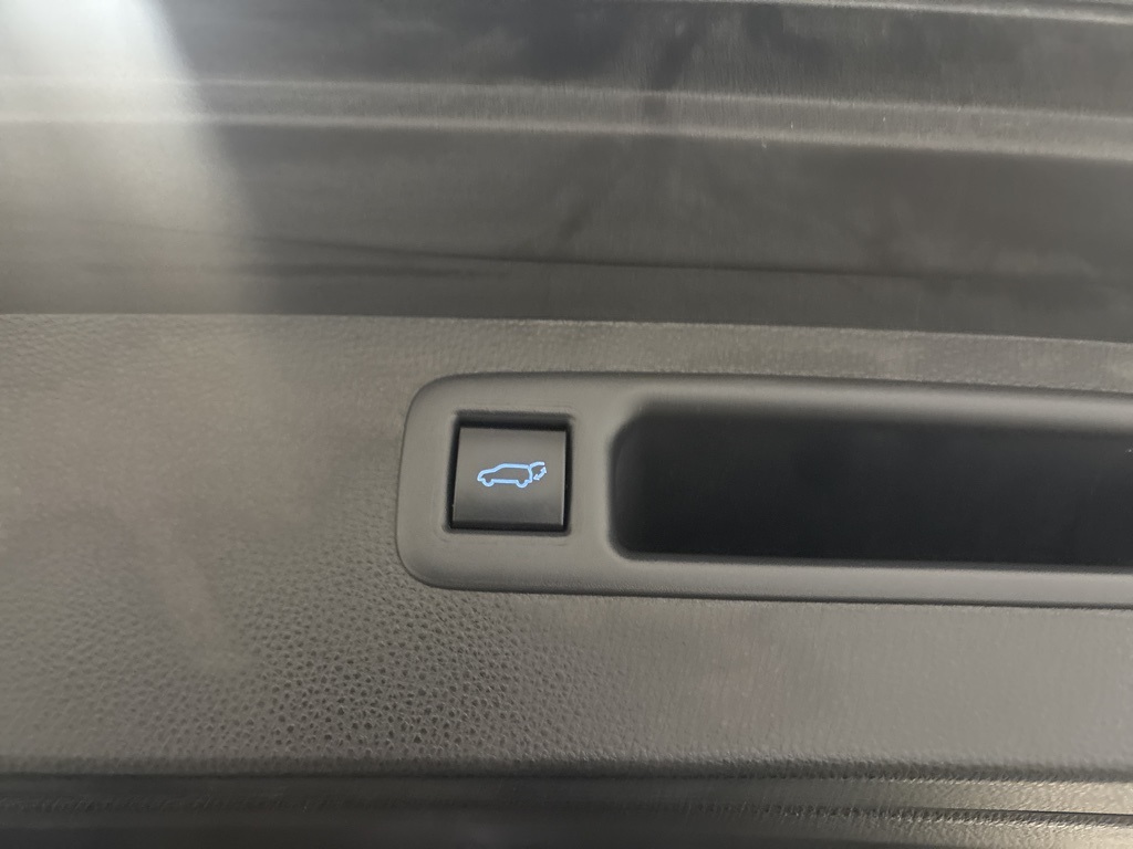 2021 Toyota Highlander Hybrid LE photo 26