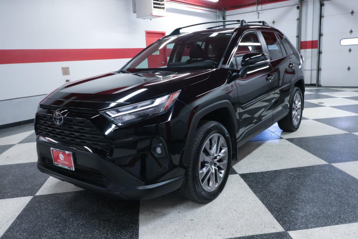 2022 Toyota RAV4 XLE Premium photo 3