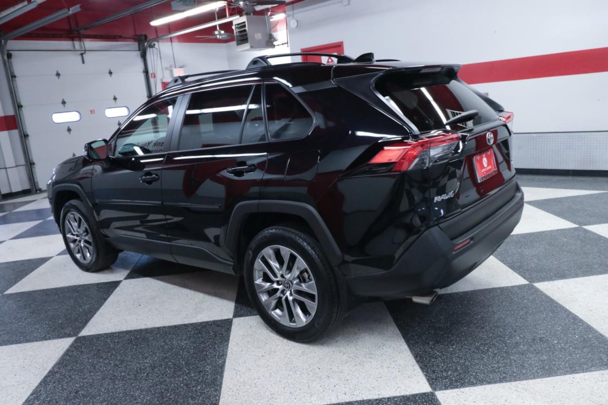 2022 Toyota RAV4 XLE Premium photo 4