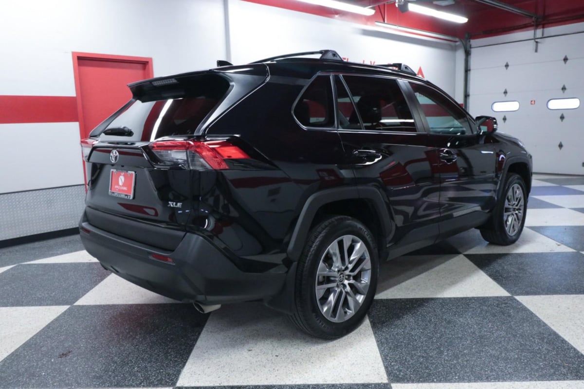 2022 Toyota RAV4 XLE Premium photo 5