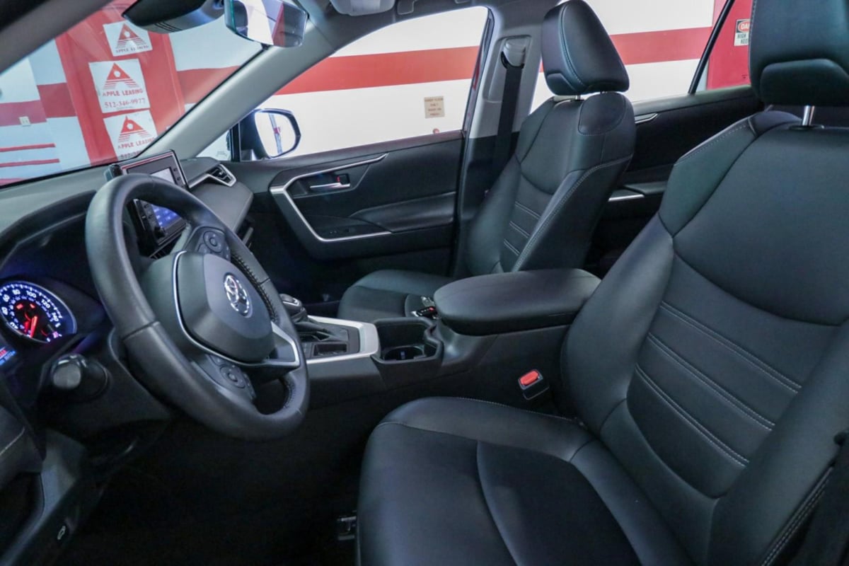 2022 Toyota RAV4 XLE Premium photo 9