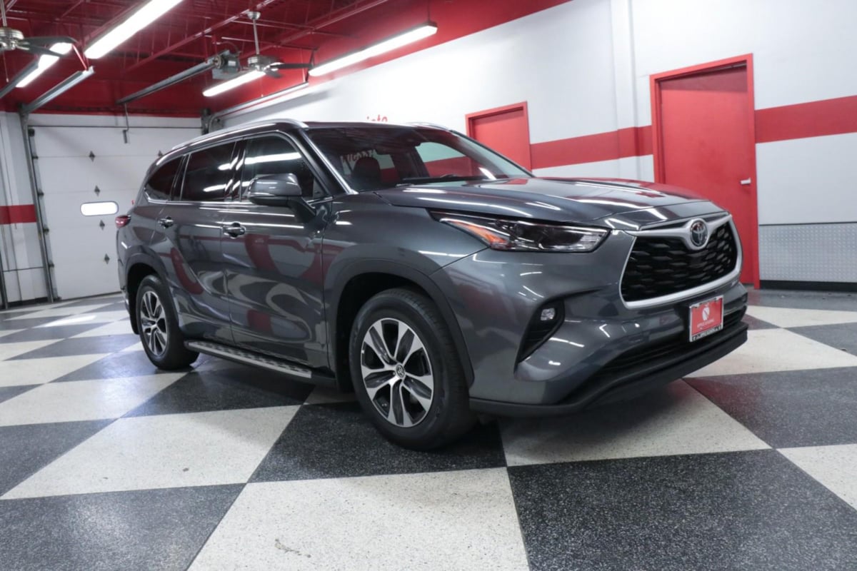 2022 Toyota Highlander XLE photo 2