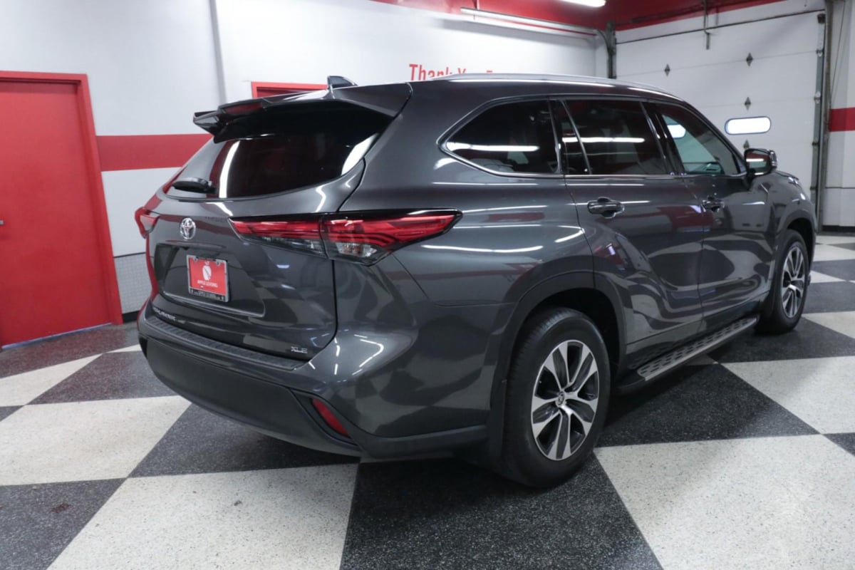 2022 Toyota Highlander XLE photo 8