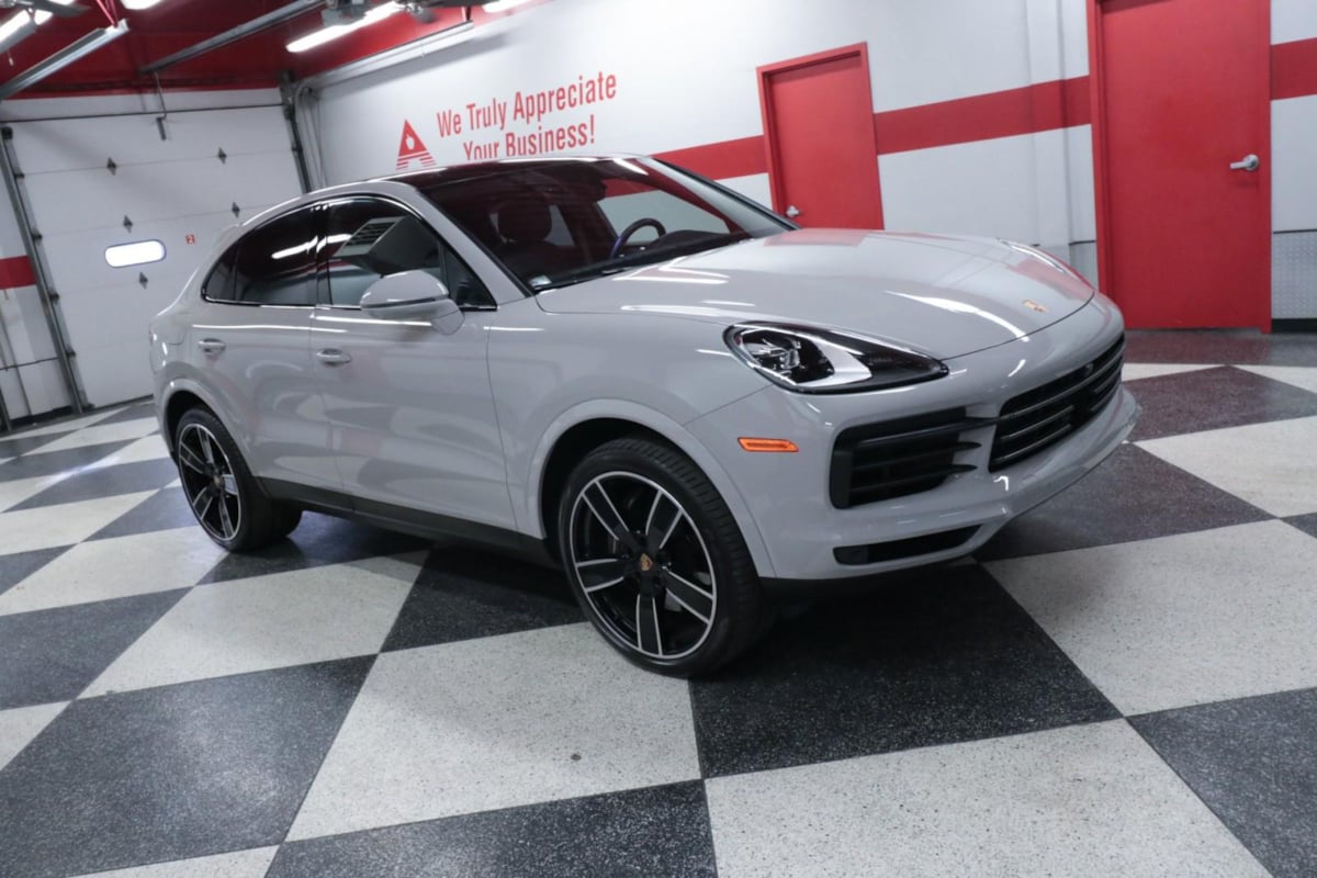 2023 Porsche Cayenne Platinum Edition photo 3