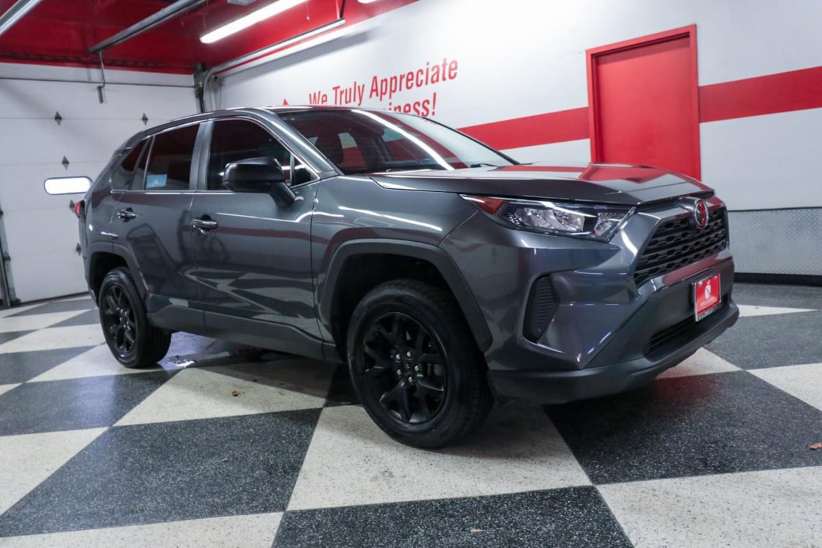 2022 Toyota RAV4 LE photo 2
