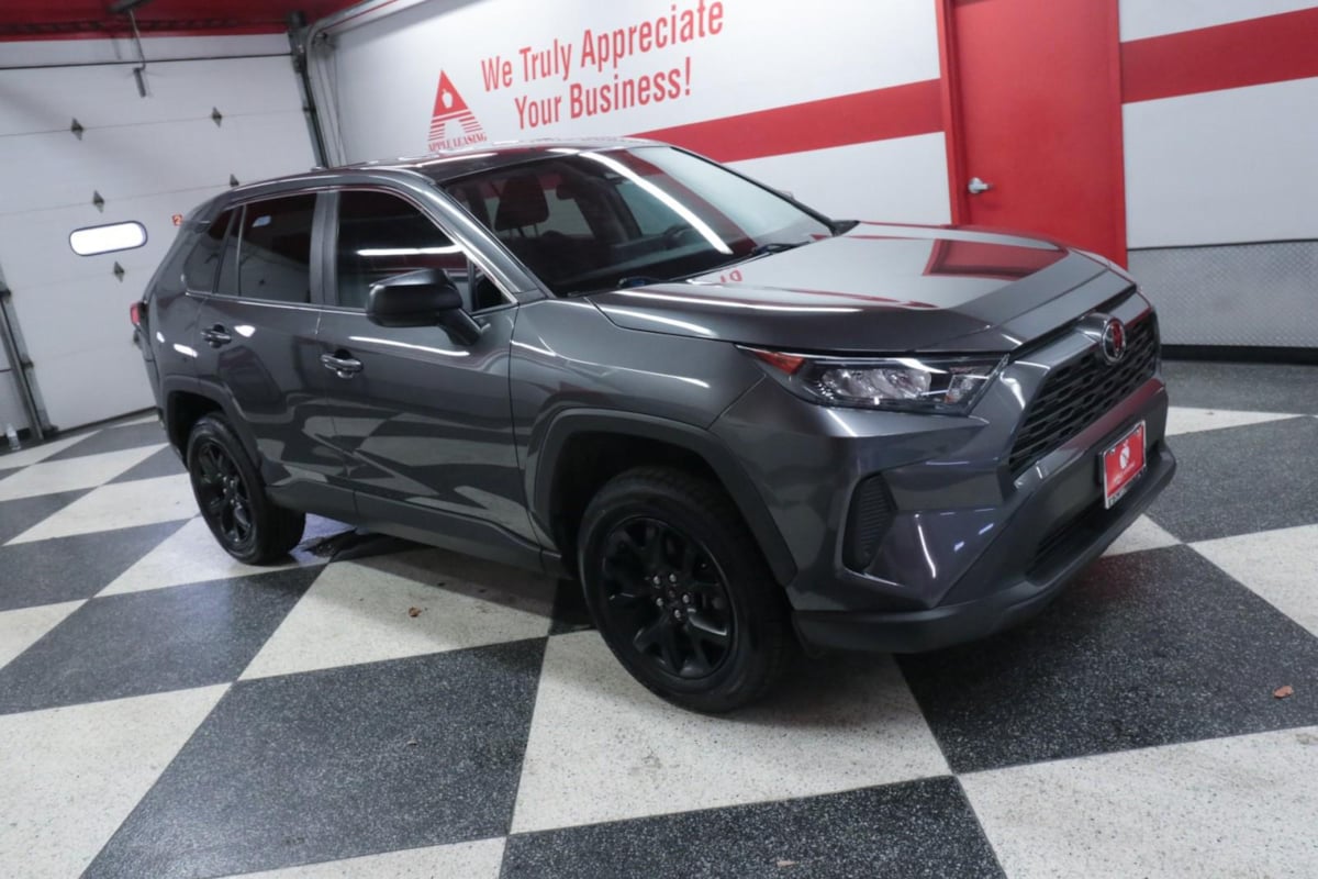 2022 Toyota RAV4 LE photo 3