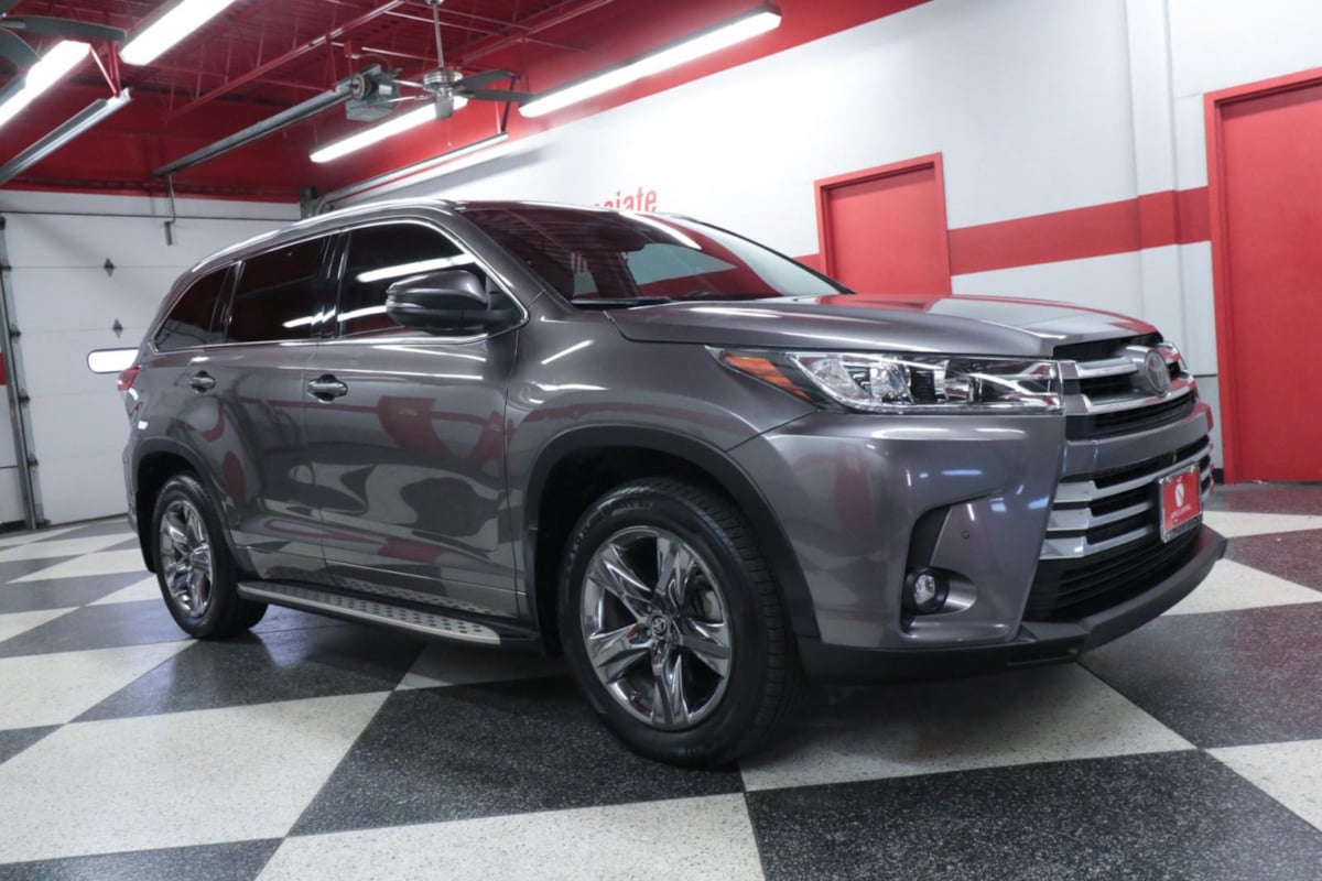 2019 Toyota Highlander Limited Platinum photo 2