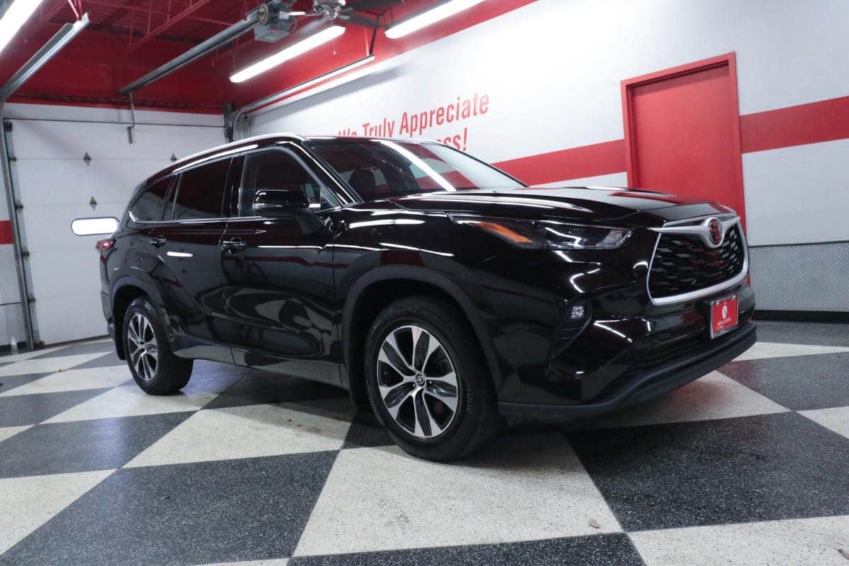 2022 Toyota Highlander XLE photo 2