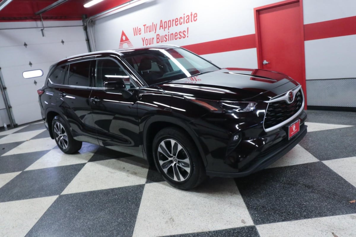 2022 Toyota Highlander XLE photo 3