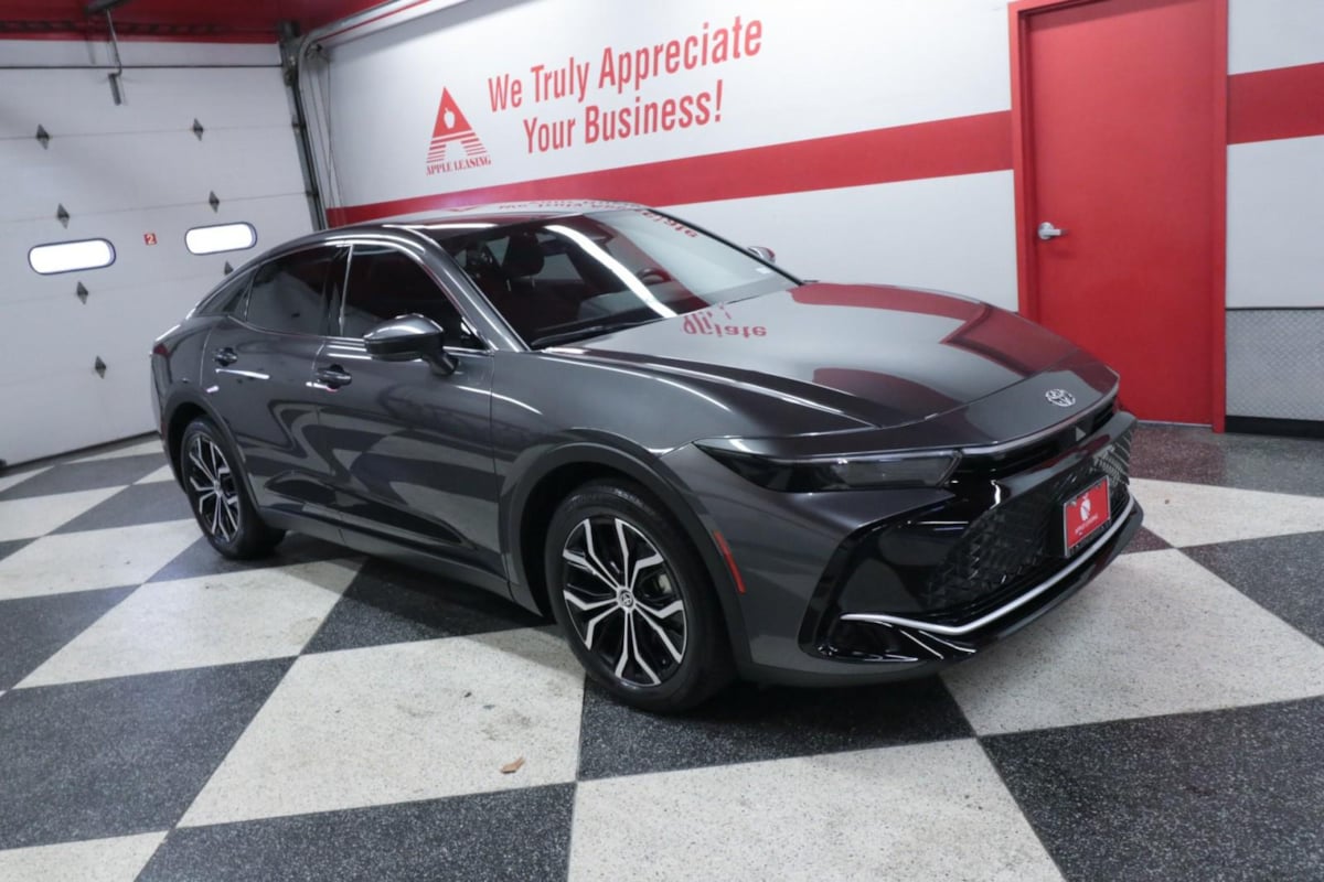 2023 Toyota Crown XLE photo 3