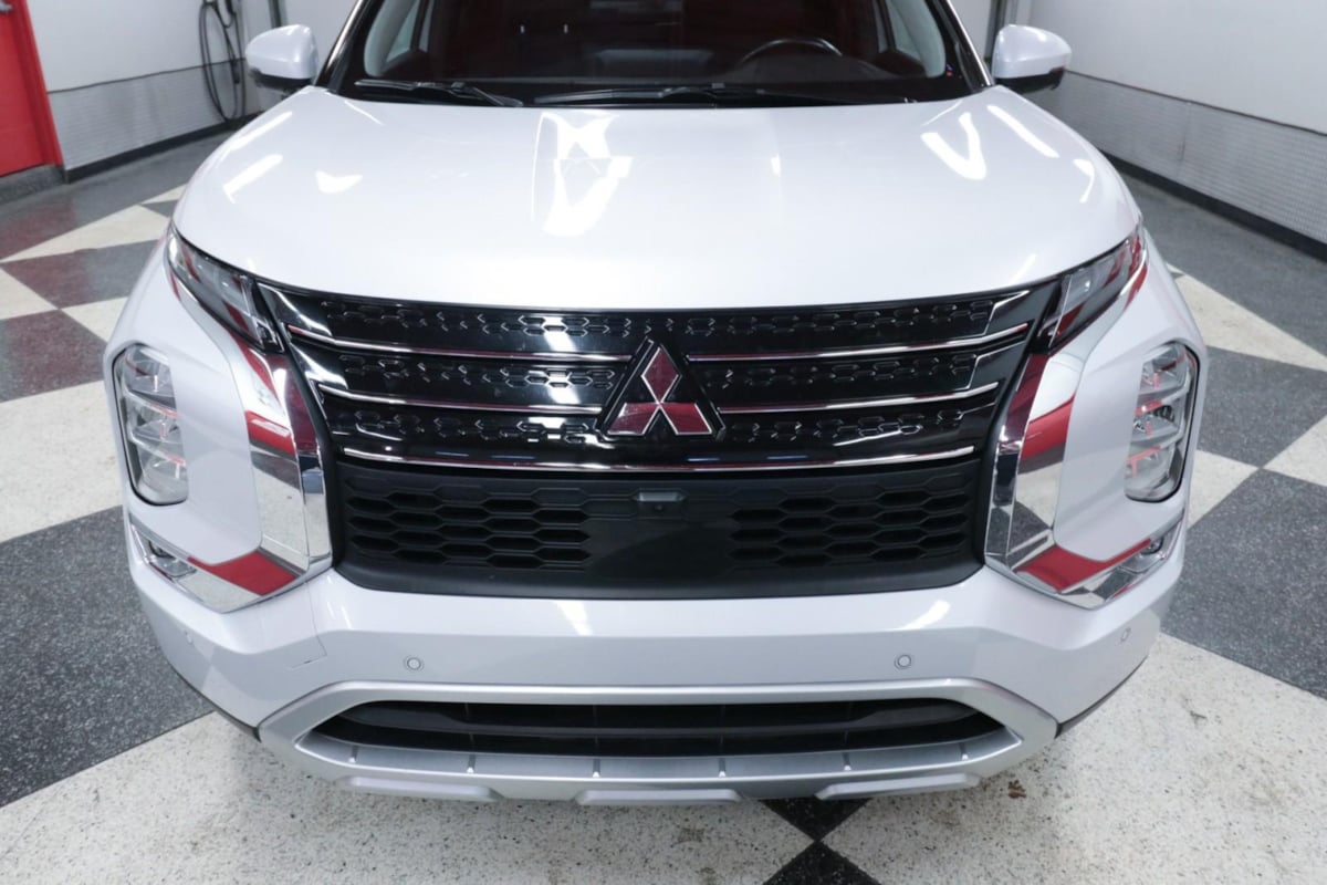 2024 Mitsubishi Outlander SE Black Edition photo 3