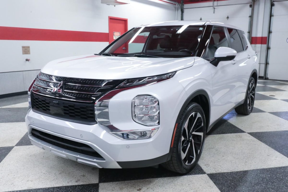 2024 Mitsubishi Outlander SE Black Edition photo 4