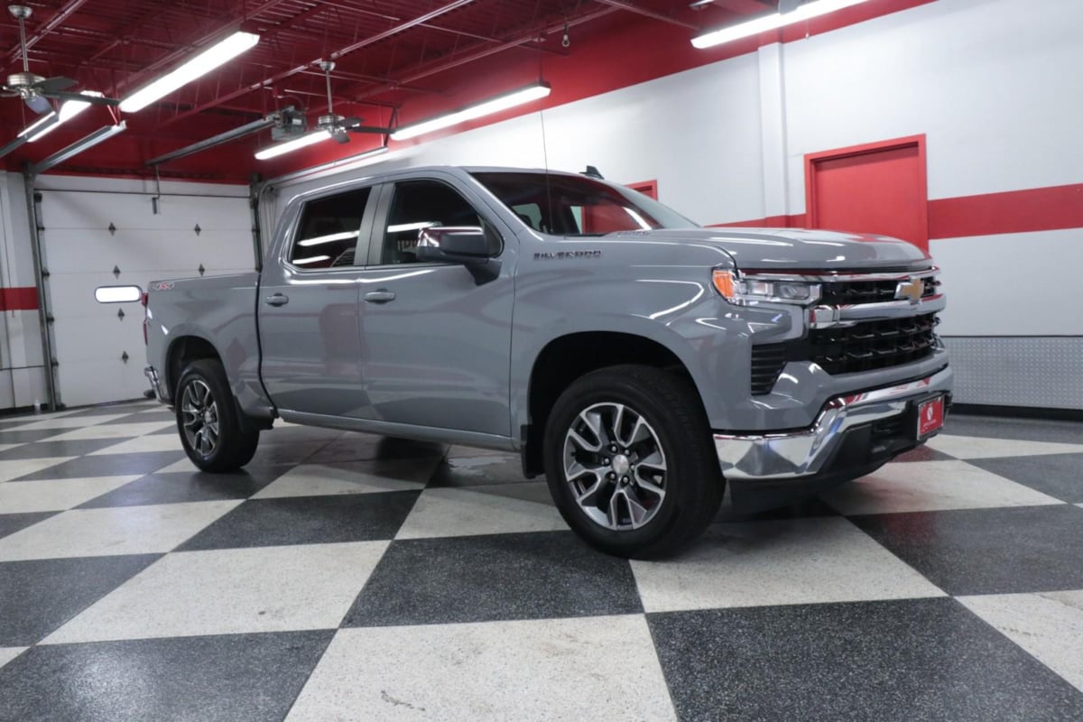 2024 Chevrolet Silverado 1500 LT photo 2