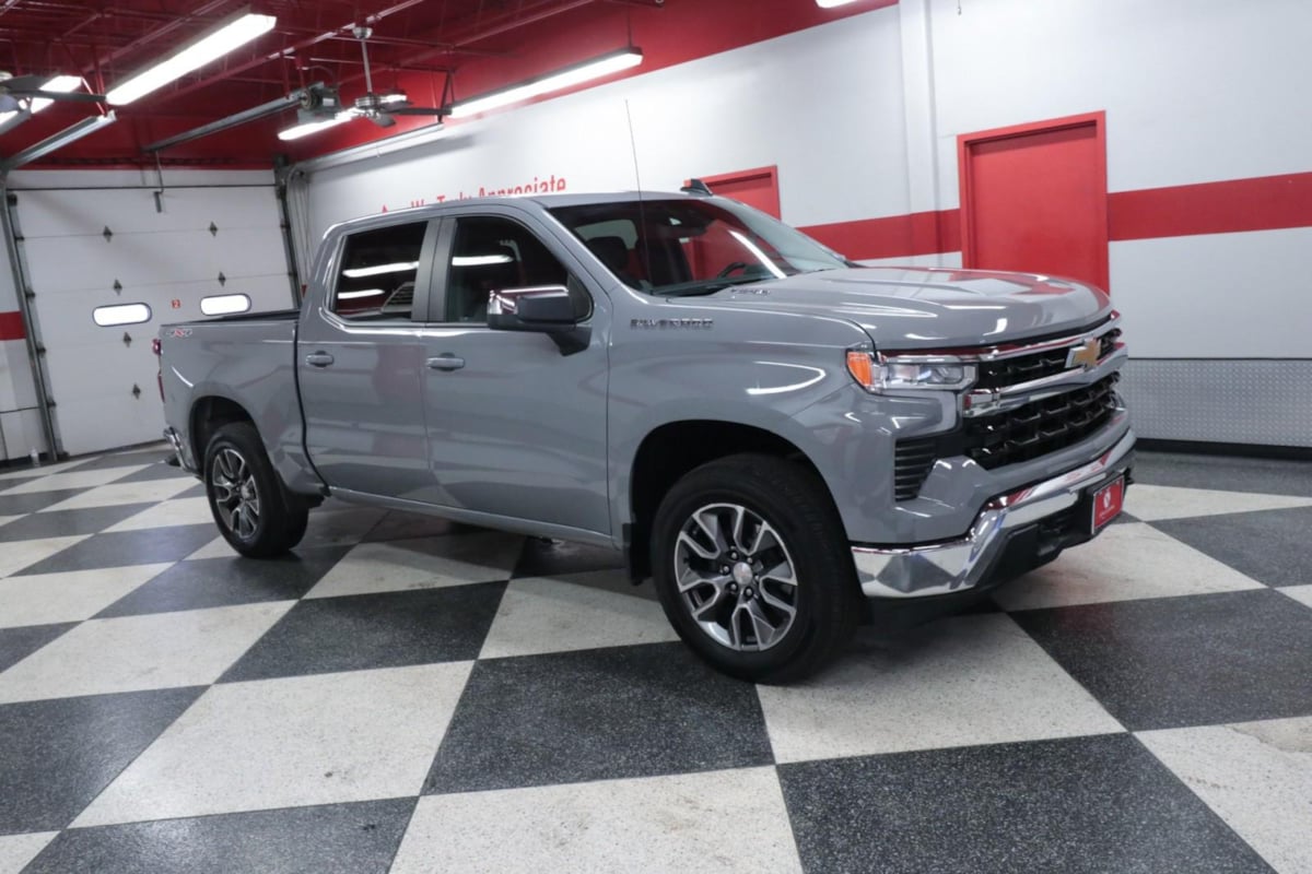 2024 Chevrolet Silverado 1500 LT photo 3