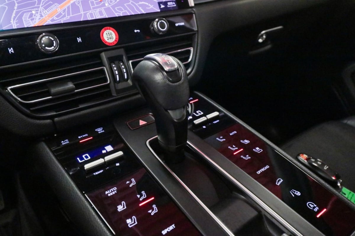Porsche Macan photo 28