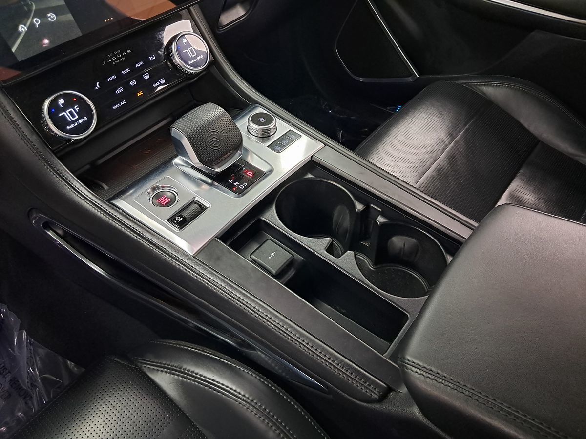 2021 Jaguar F-PACE SVR Premium photo 31
