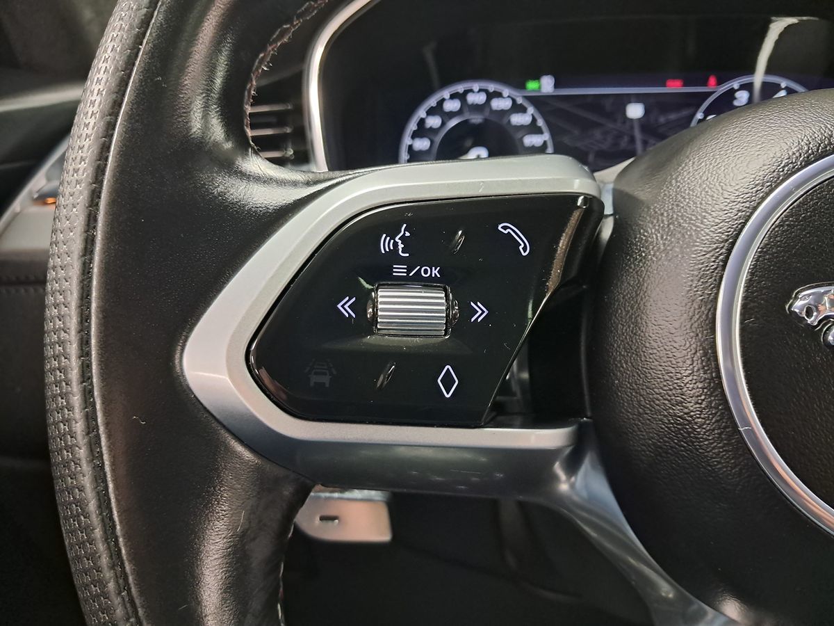 2021 Jaguar F-PACE SVR Premium photo 9