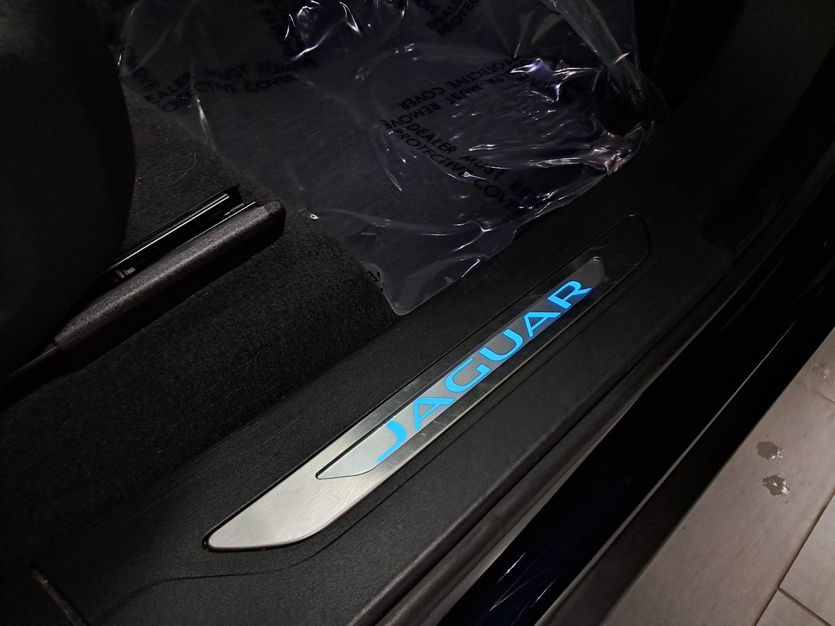 2021 Jaguar F-PACE SVR Premium photo 37