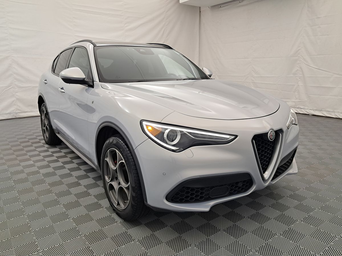 2022 Alfa Romeo Stelvio Ti photo 2
