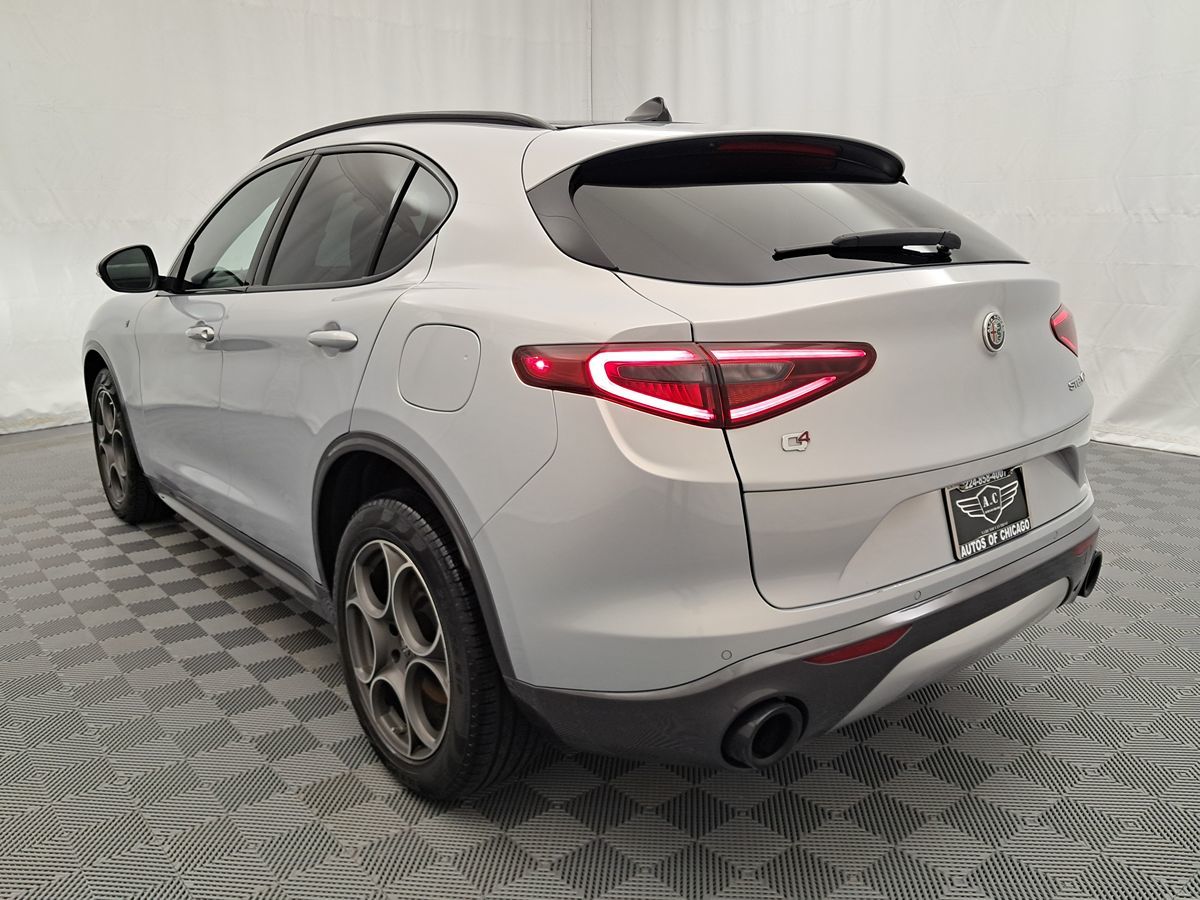 2022 Alfa Romeo Stelvio Ti photo 4