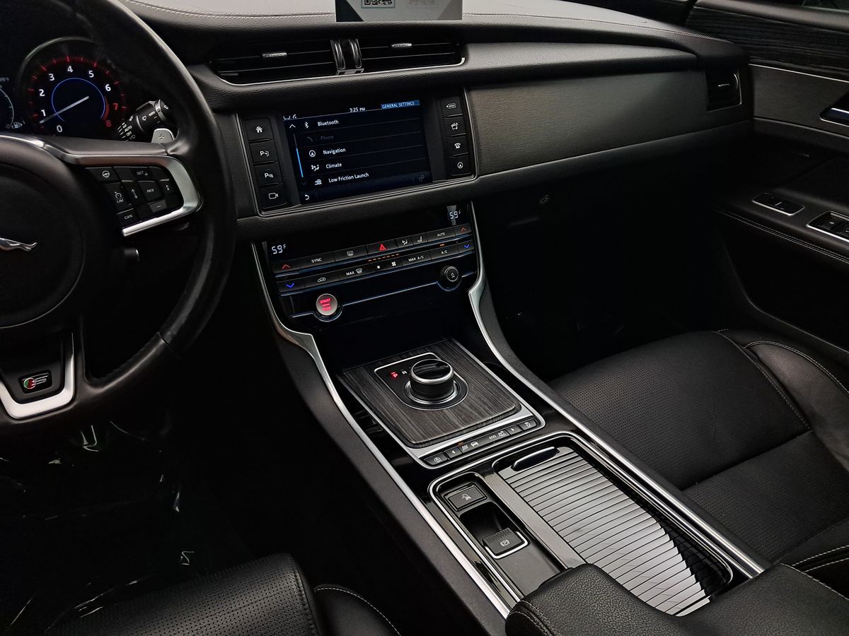 2018 Jaguar XF S Premium AWD photo 18