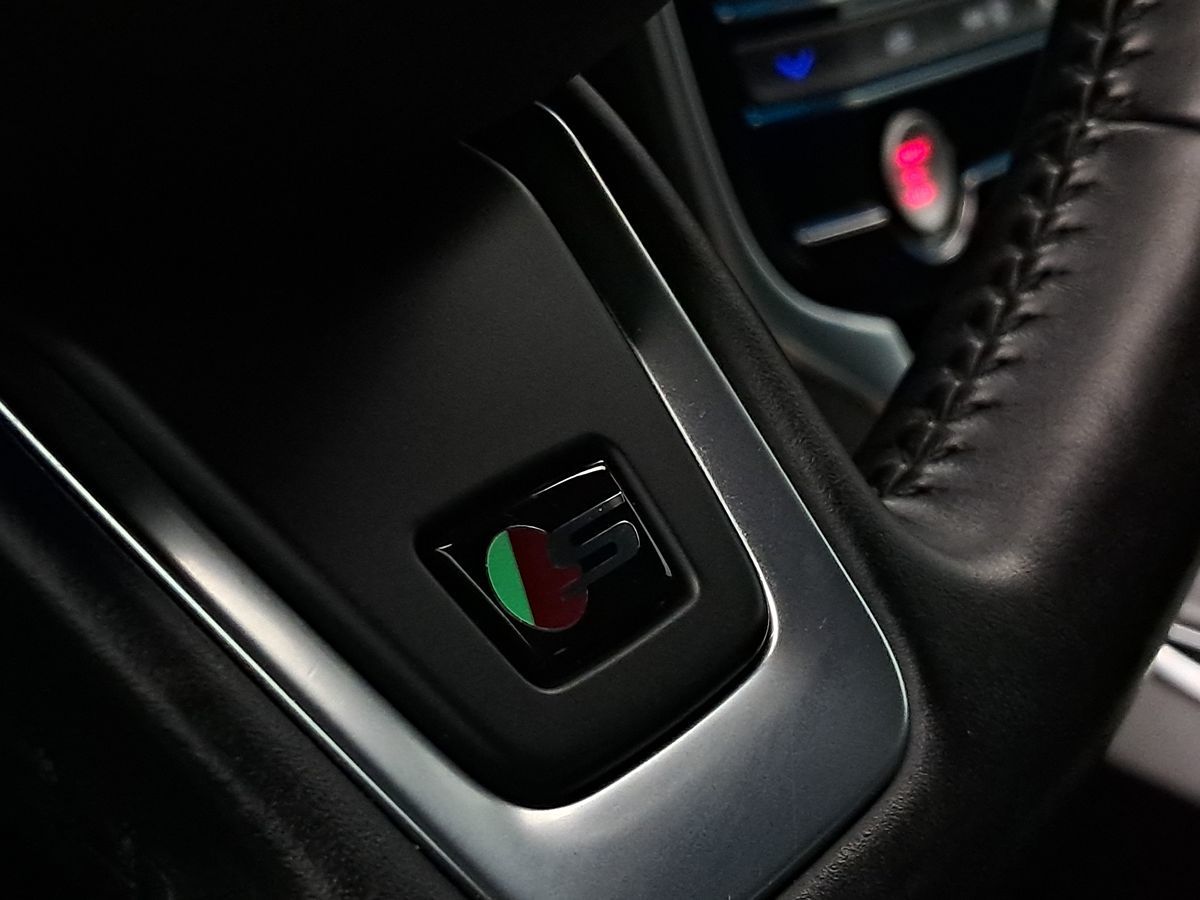 2018 Jaguar XF S Premium AWD photo 15