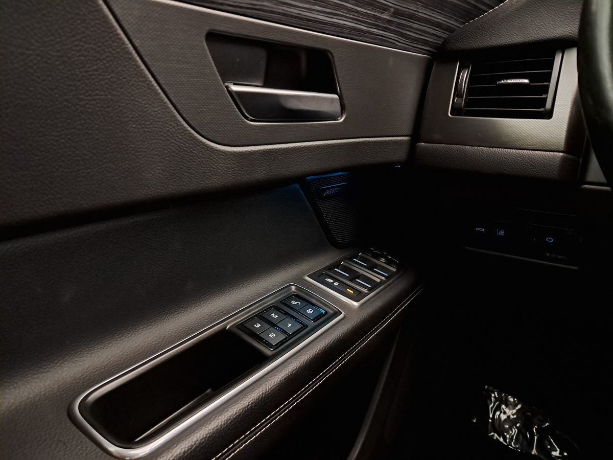 2018 Jaguar XF S Premium AWD photo 16