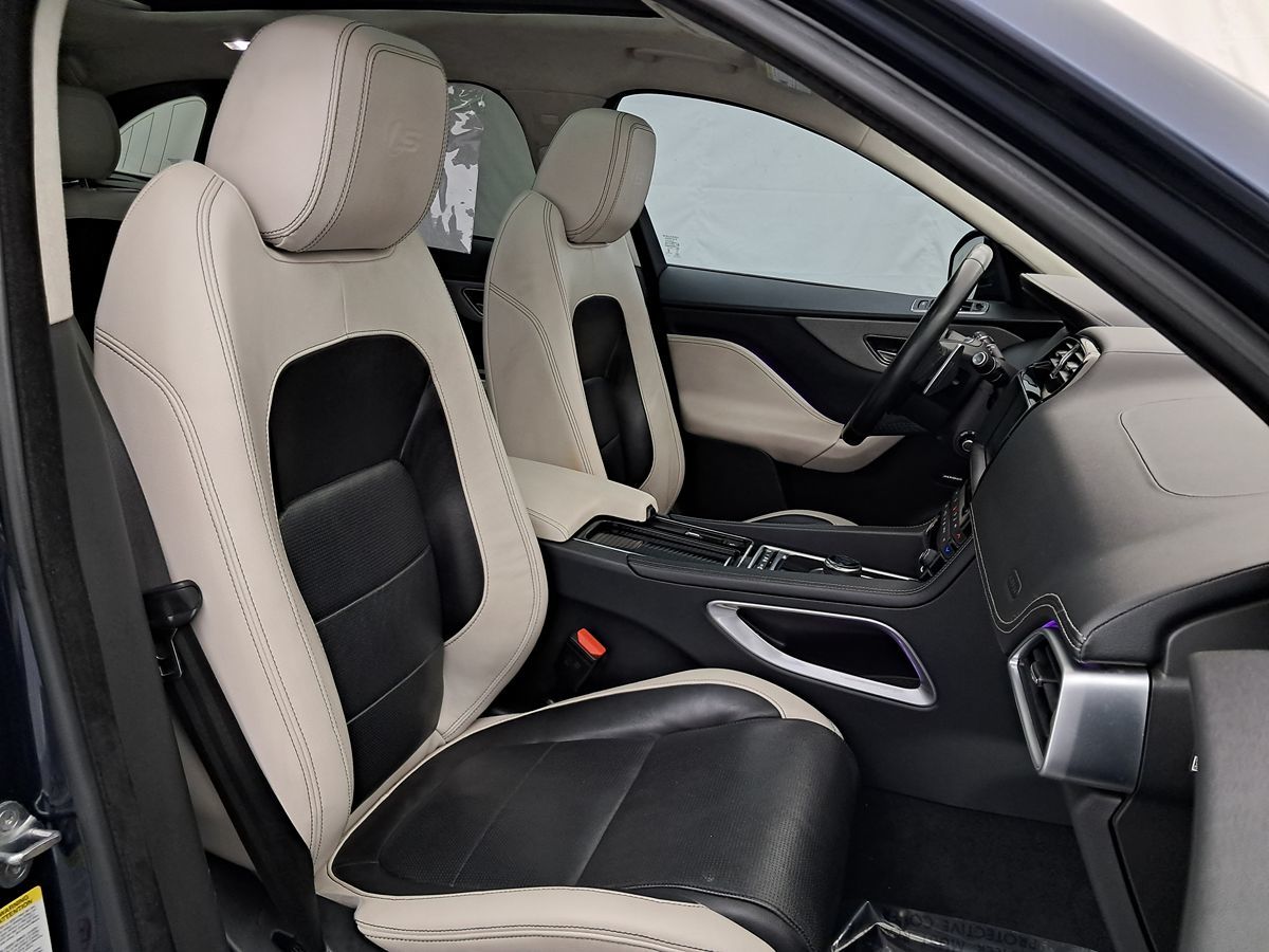 2019 Jaguar F-PACE Premium photo 3