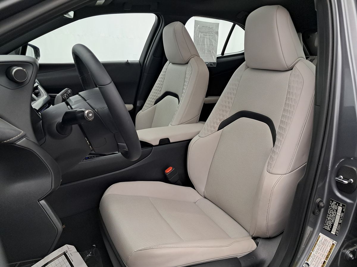2020 Lexus UX 250h Premium photo 7