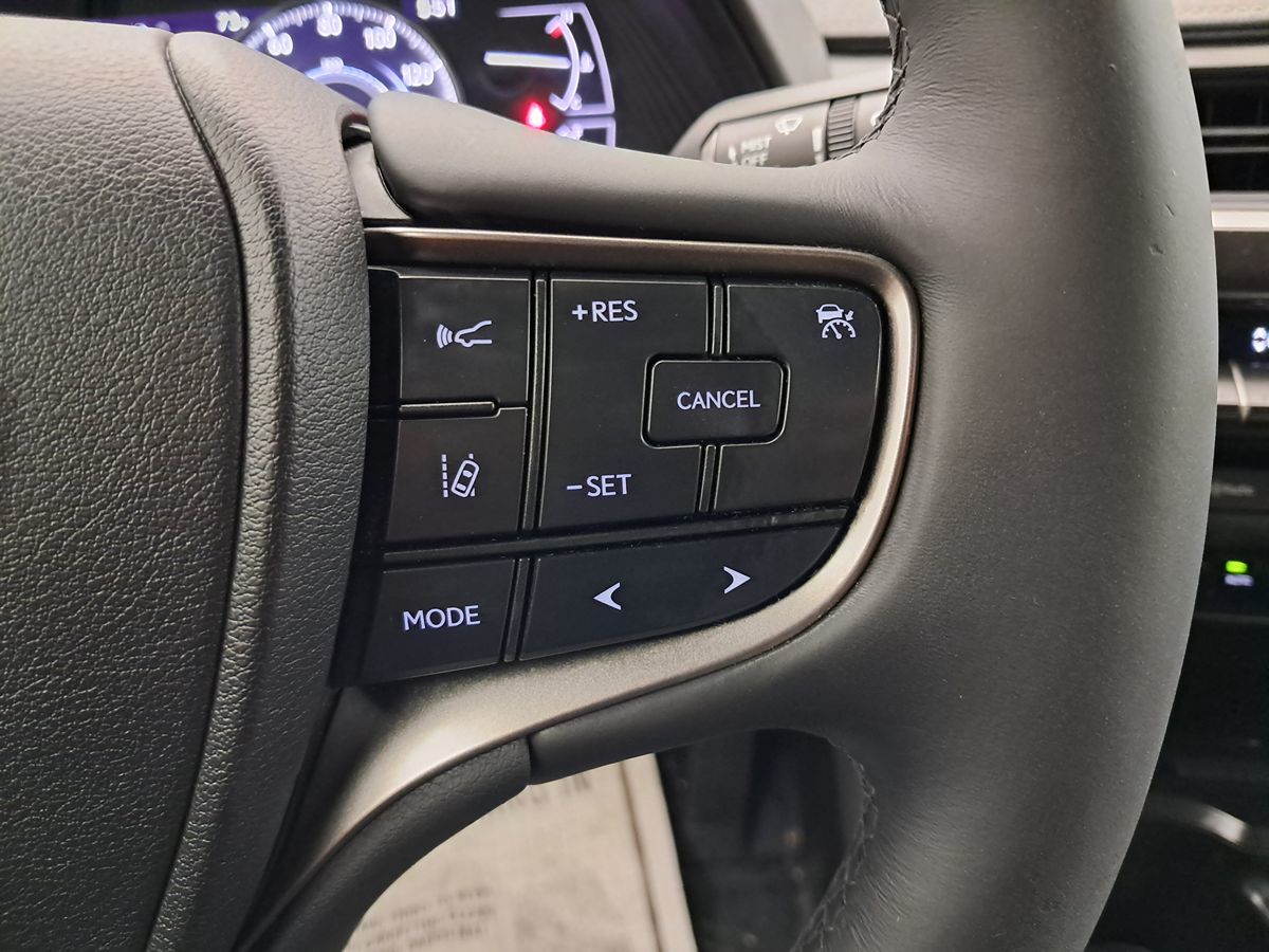 2020 Lexus UX 250h Premium photo 12