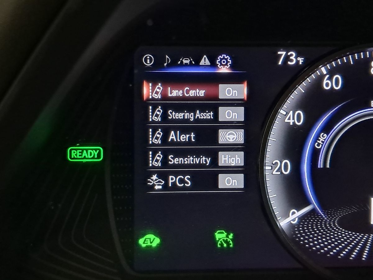 2020 Lexus UX 250h Premium photo 11