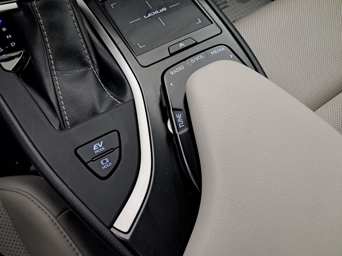 2020 Lexus UX 250h Premium photo 26