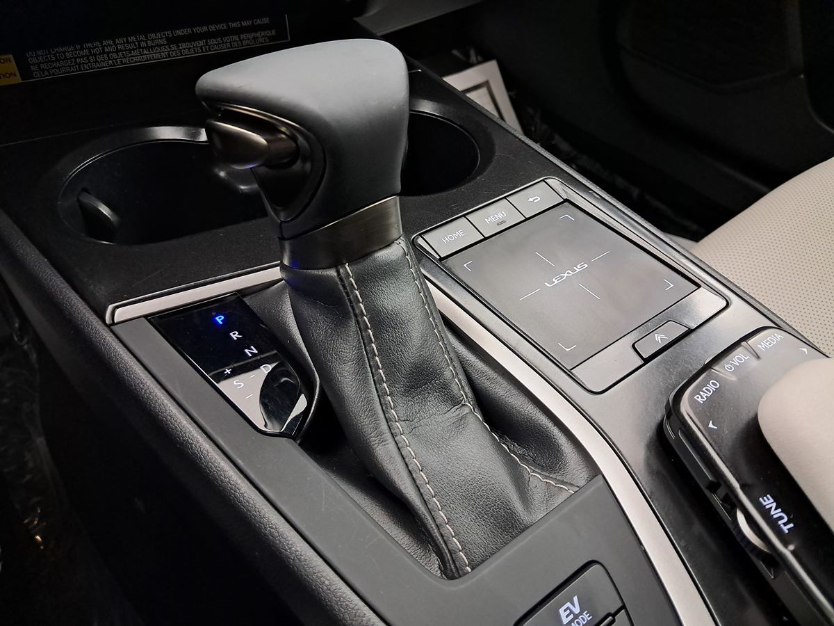 2020 Lexus UX 250h Premium photo 25
