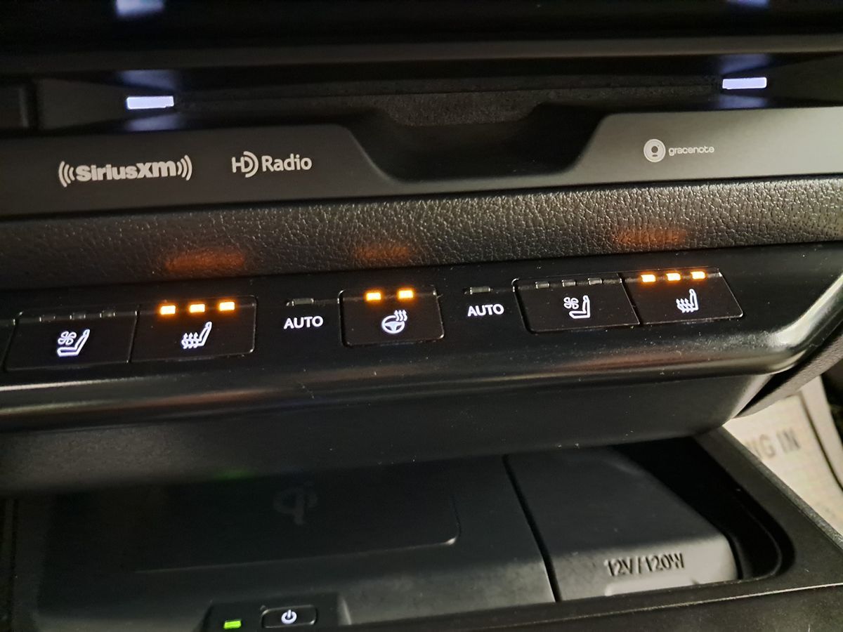 2020 Lexus UX 250h Premium photo 24