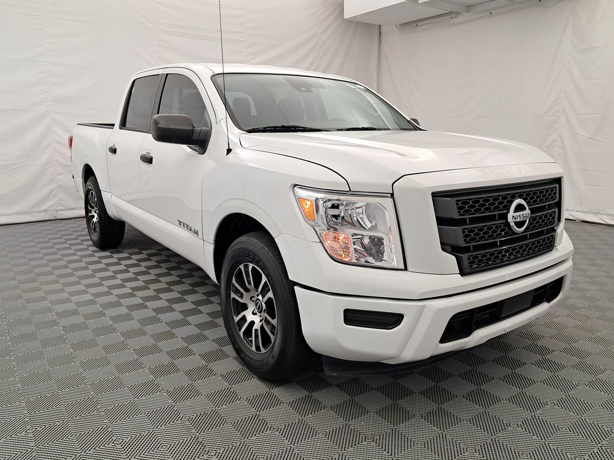 2023 Nissan Titan SV Crew Cab photo 3