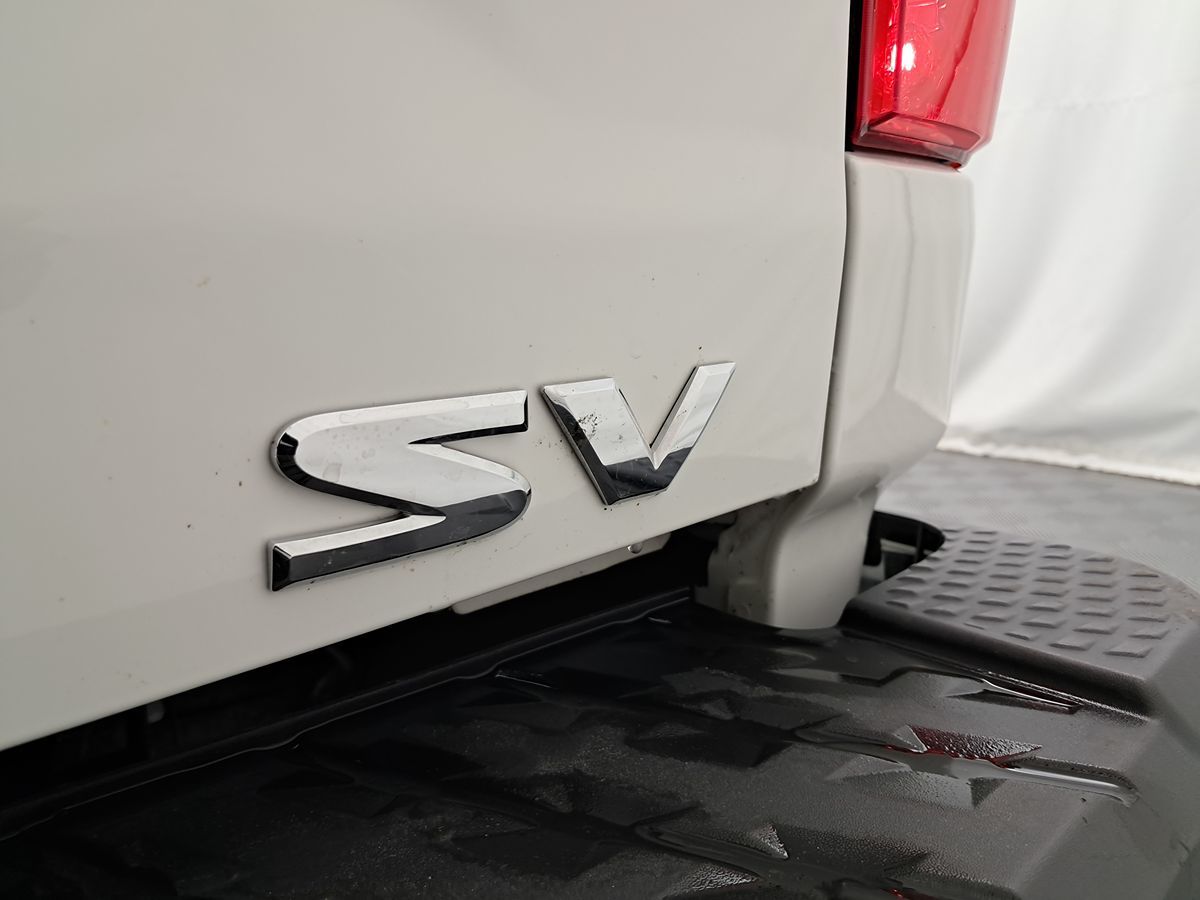2023 Nissan Titan SV Crew Cab photo 6