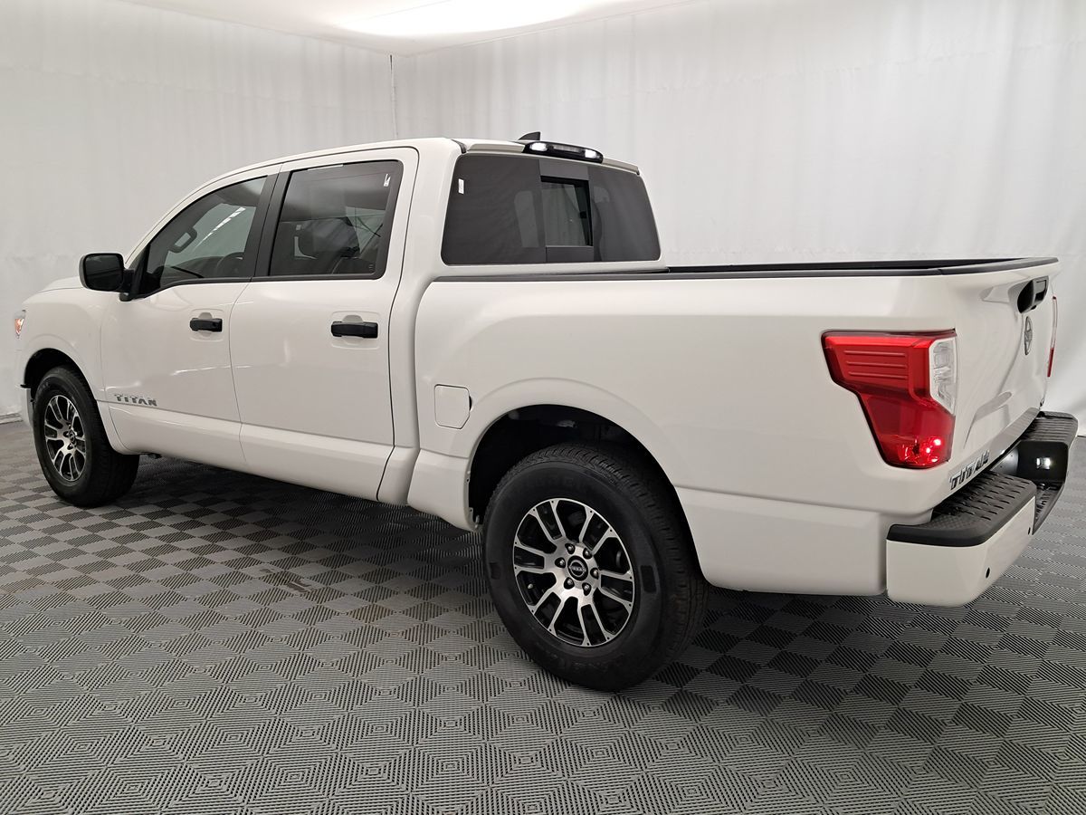 2023 Nissan Titan SV Crew Cab photo 5