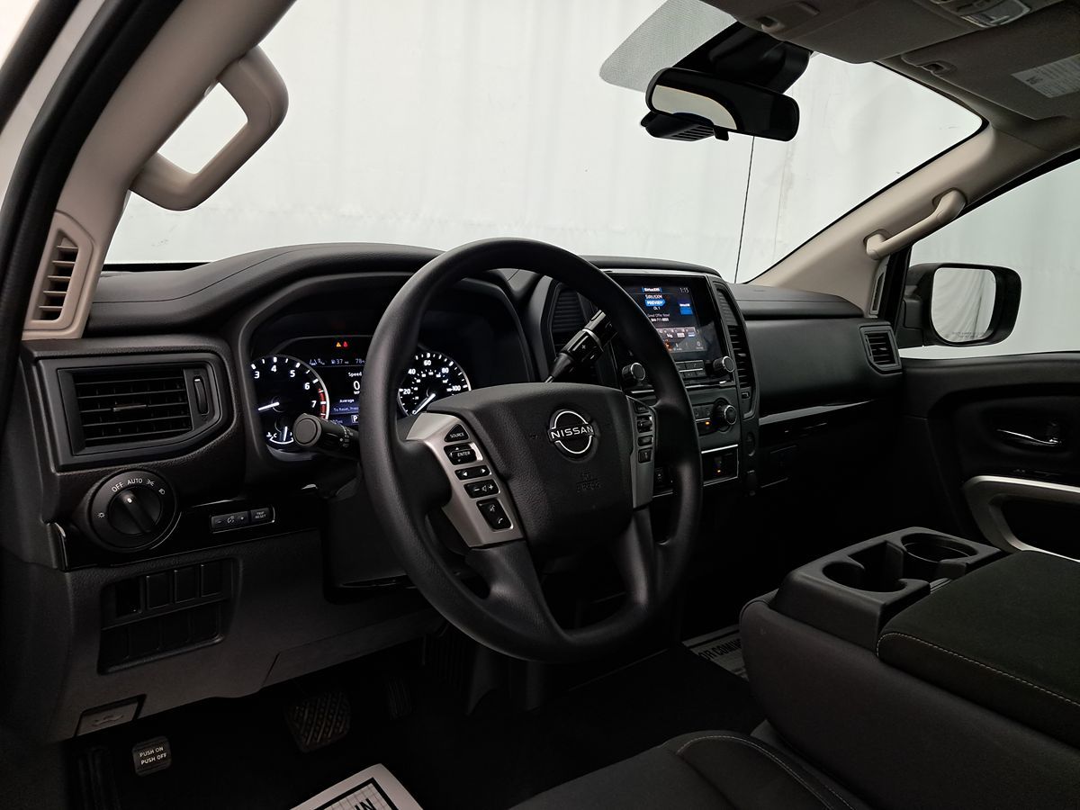 2023 Nissan Titan SV Crew Cab photo 7