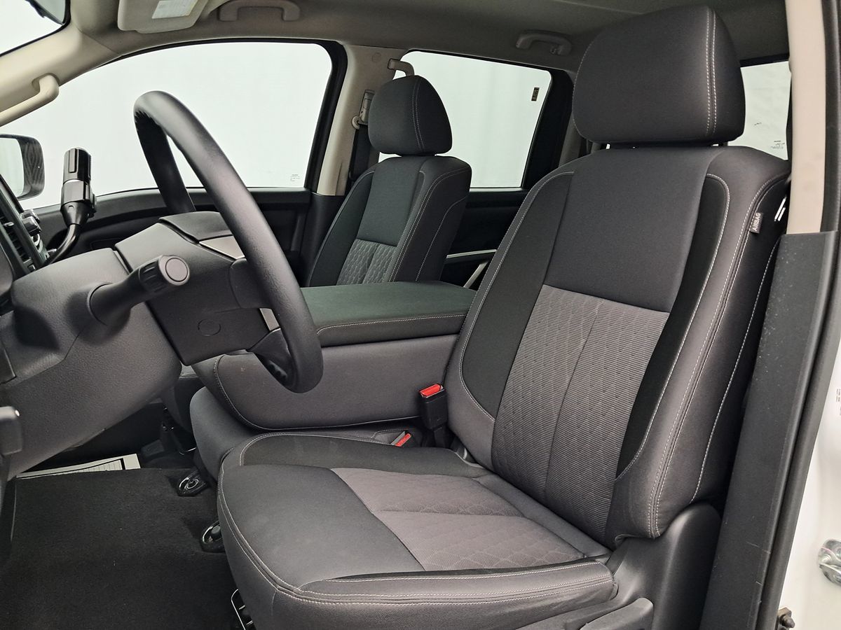2023 Nissan Titan SV Crew Cab photo 8