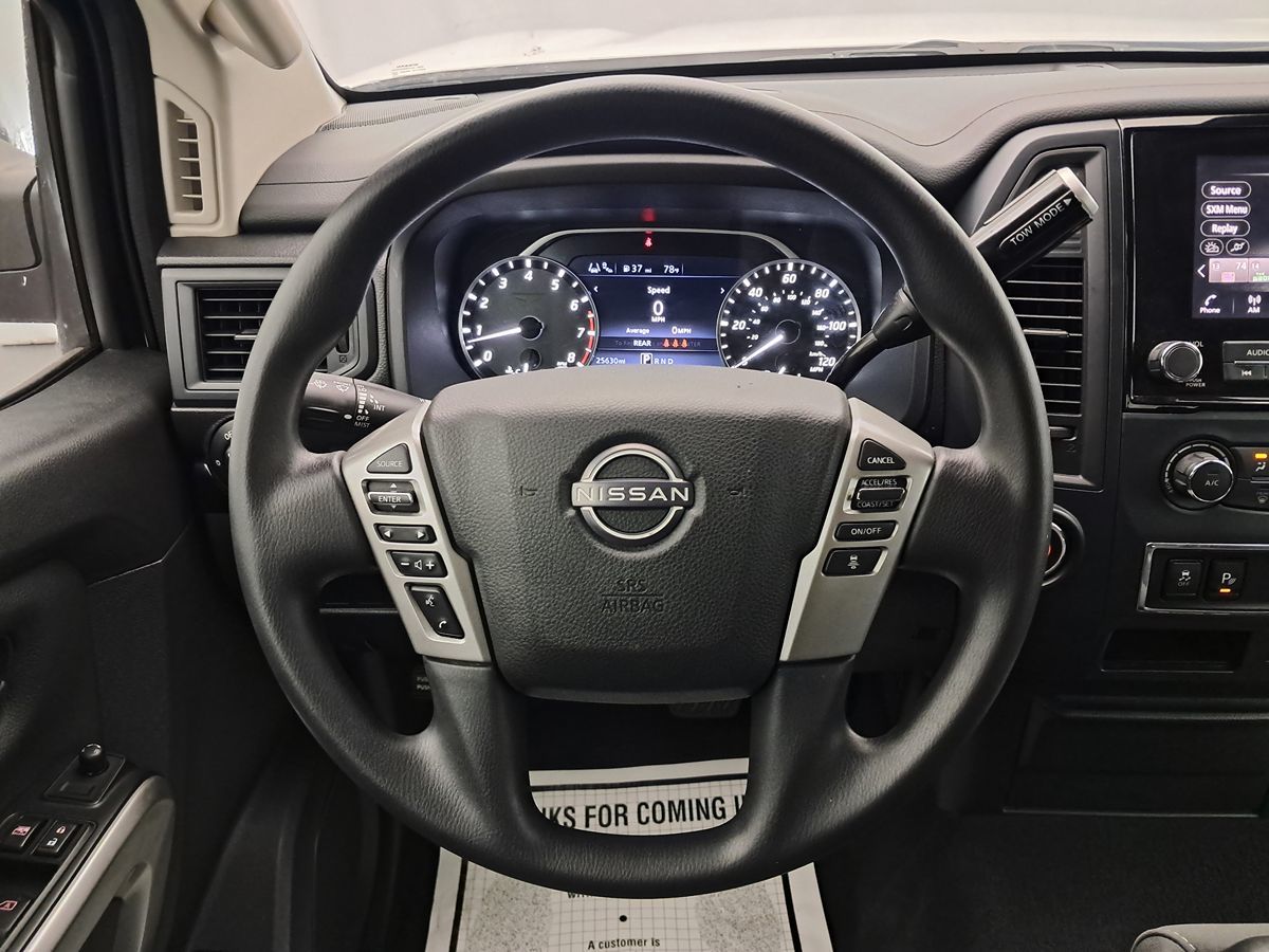 2023 Nissan Titan SV Crew Cab photo 9