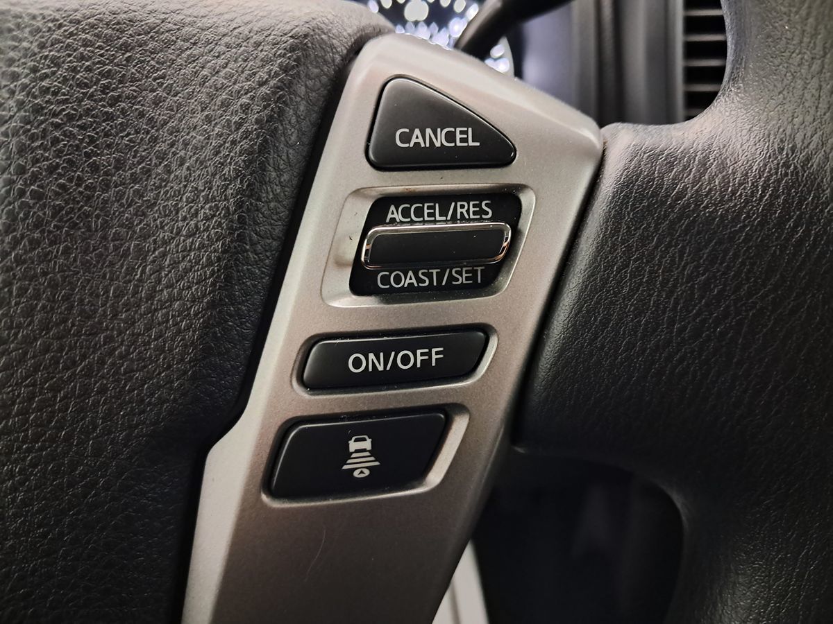 2023 Nissan Titan SV Crew Cab photo 14