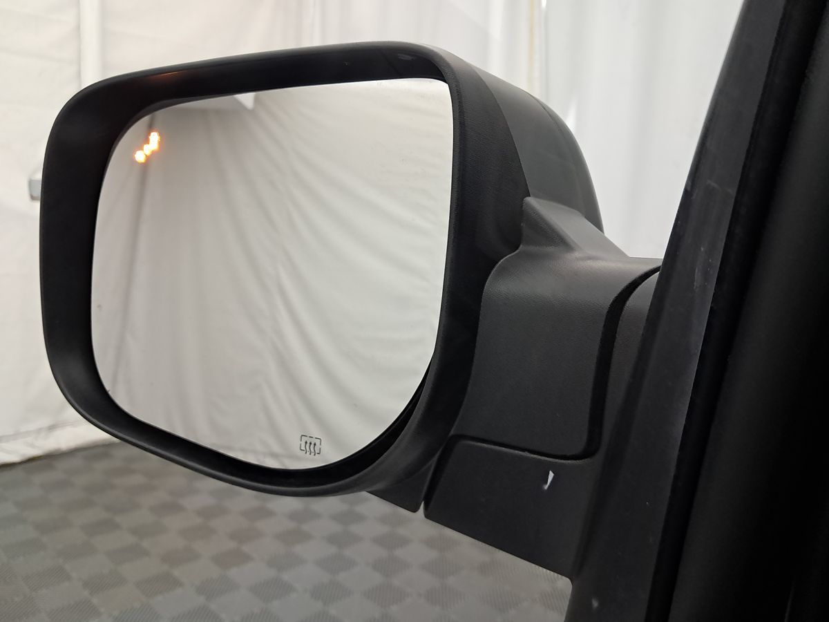2023 Nissan Titan SV Crew Cab photo 16