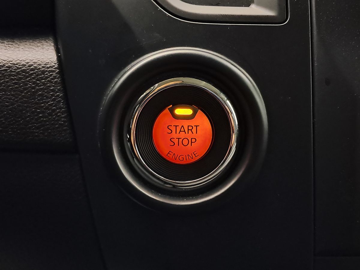 2023 Nissan Titan SV Crew Cab photo 21