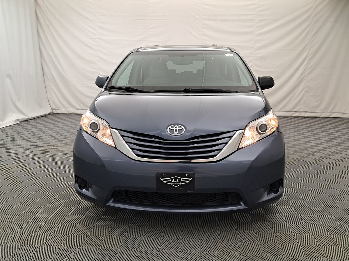 2016 Toyota Sienna LE photo 2