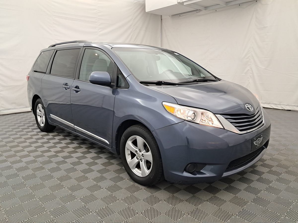 2016 Toyota Sienna LE photo 3