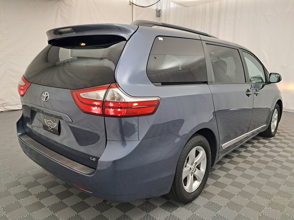 2016 Toyota Sienna LE photo 4