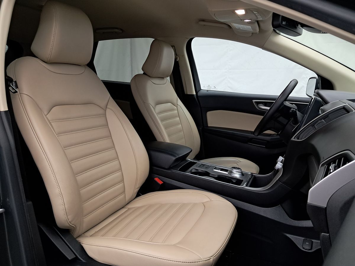 2022 Ford Edge SEL photo 3