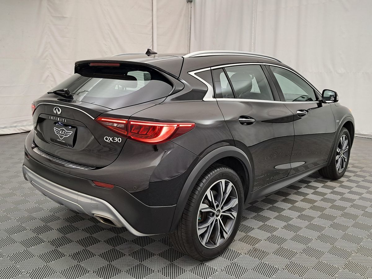 2017 Infiniti QX30 Premium photo 4
