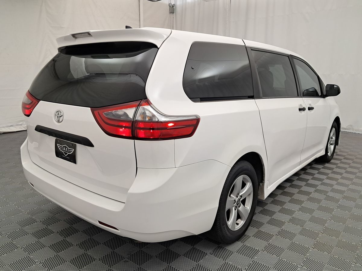 2020 Toyota Sienna photo 2